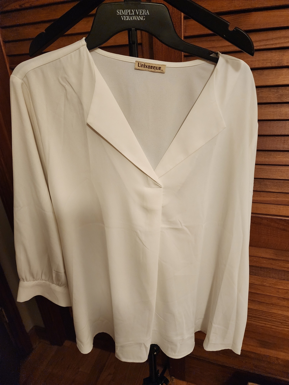 NWOT Uniseque White V-Neck Lightweight Women's Blouse XXL